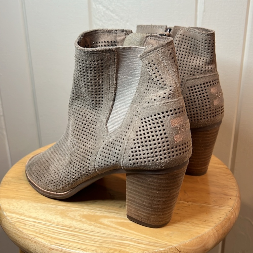 TOMS SUEDE LEATHER CHELSEA BOOTS - Picture 4 of 11